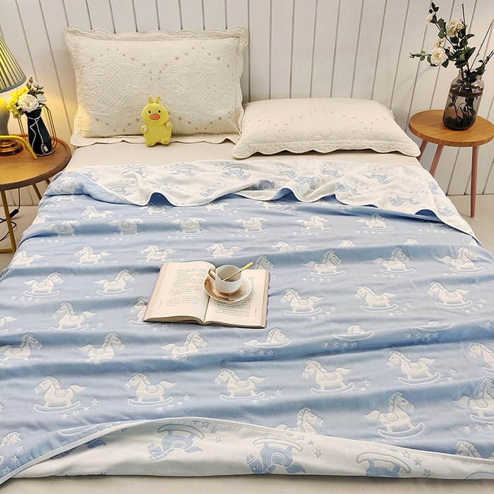 91家纺网 家纺一手货源 找家纺 静缘分 2026新款全棉纯棉6层纱布毛巾被纯棉六层纱布毯 快乐木马蓝