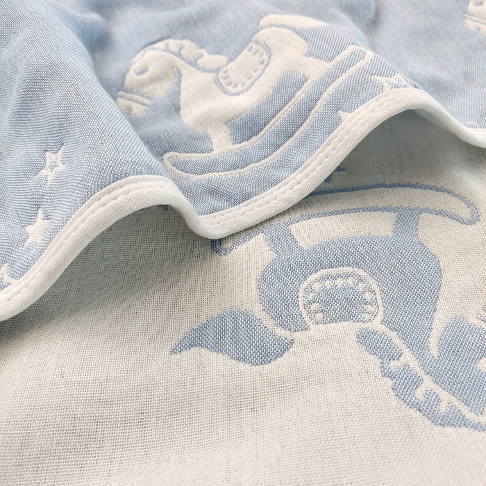 91家纺网 家纺一手货源 找家纺 静缘分 2026新款全棉纯棉6层纱布毛巾被纯棉六层纱布毯 快乐木马蓝