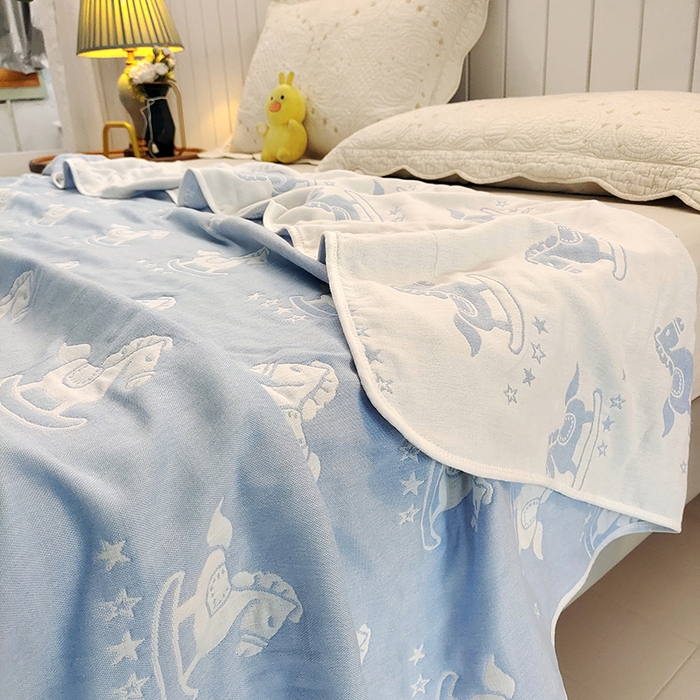 91家纺网 家纺一手货源 找家纺 静缘分 2026新款全棉纯棉6层纱布毛巾被纯棉六层纱布毯 快乐木马蓝