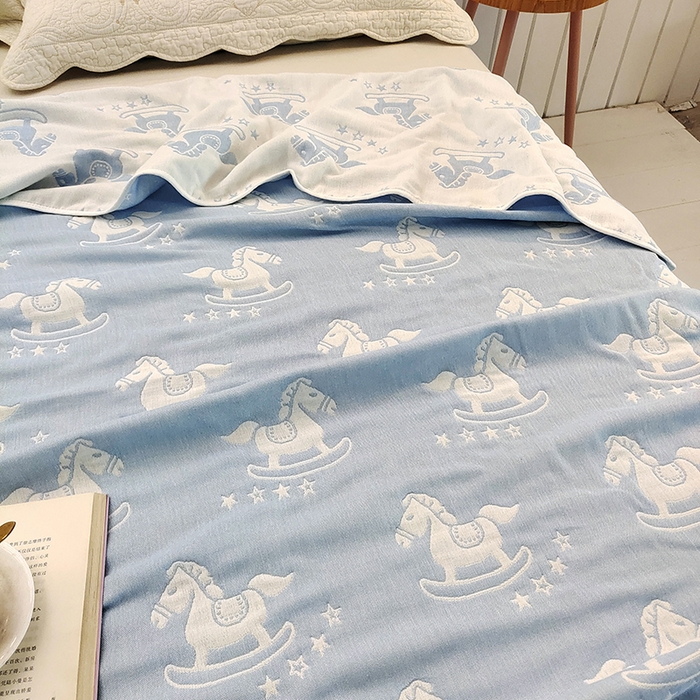 91家纺网 家纺一手货源 找家纺 静缘分 2026新款全棉纯棉6层纱布毛巾被纯棉六层纱布毯 快乐木马蓝