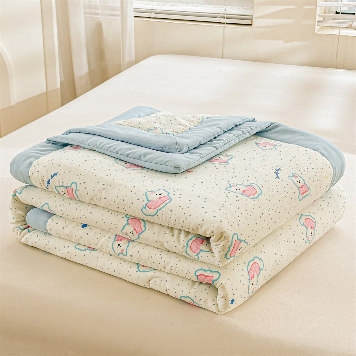 91家纺网 家纺一手货源 找家纺 晓时候 2026新款小清新印花夏被夏凉被空调被新疆棉花被被子被芯 彩糖熊贴