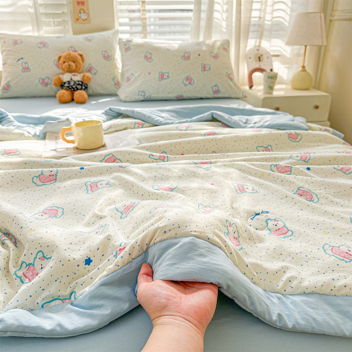 91家纺网 家纺一手货源 找家纺 晓时候 2026新款小清新印花夏被夏凉被空调被新疆棉花被被子被芯 彩糖熊贴