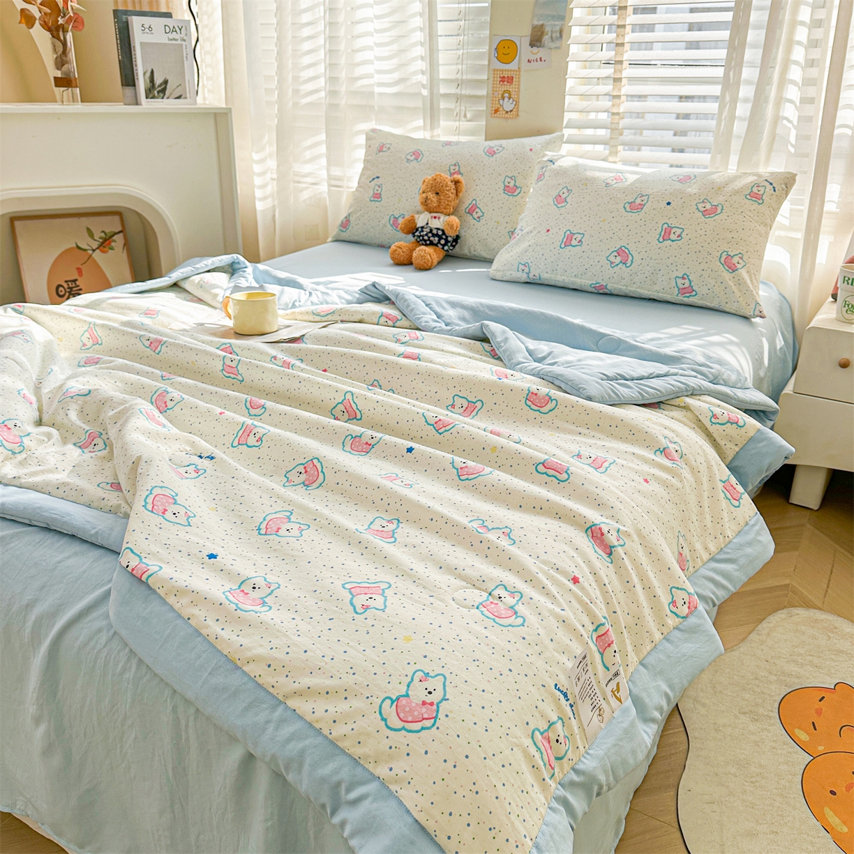 91家纺网 家纺一手货源 找家纺 晓时候 2026新款小清新印花夏被夏凉被空调被新疆棉花被被子被芯 彩糖熊贴