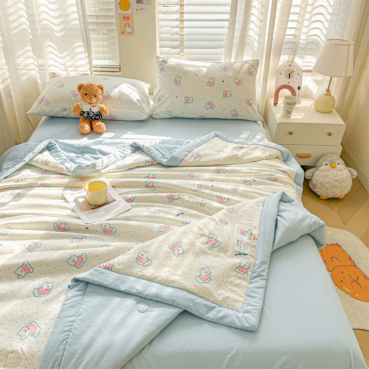 91家纺网 家纺一手货源 找家纺 晓时候 2026新款小清新印花夏被夏凉被空调被新疆棉花被被子被芯 彩糖熊贴