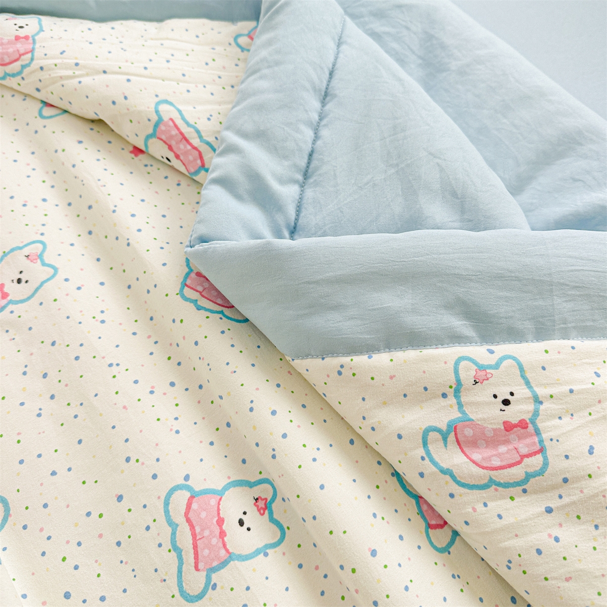 91家纺网 家纺一手货源 找家纺 晓时候 2026新款小清新印花夏被夏凉被空调被新疆棉花被被子被芯 彩糖熊贴