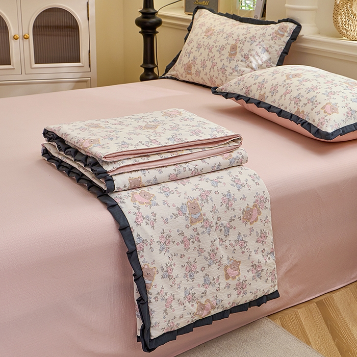 91家纺网 家纺一手货源 找家纺 仟网汇 2026新款木棉皱皱纱赫本风夏被单夏被枕套 花园里