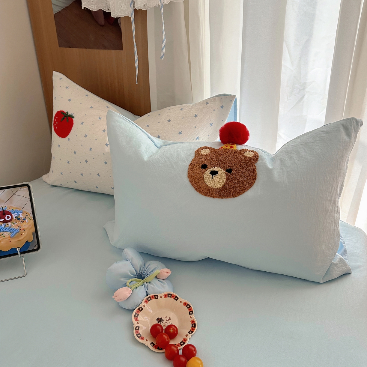 91家纺网 家纺一手货源 找家纺 顾里家纺 2026春夏新款ins童趣异形泡芙棉毛巾绣四件套 番茄小熊