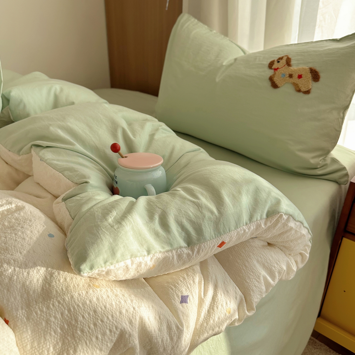 91家纺网 家纺一手货源 找家纺 顾里家纺 2026春夏新款ins童趣异形泡芙棉毛巾绣四件套 好运小马