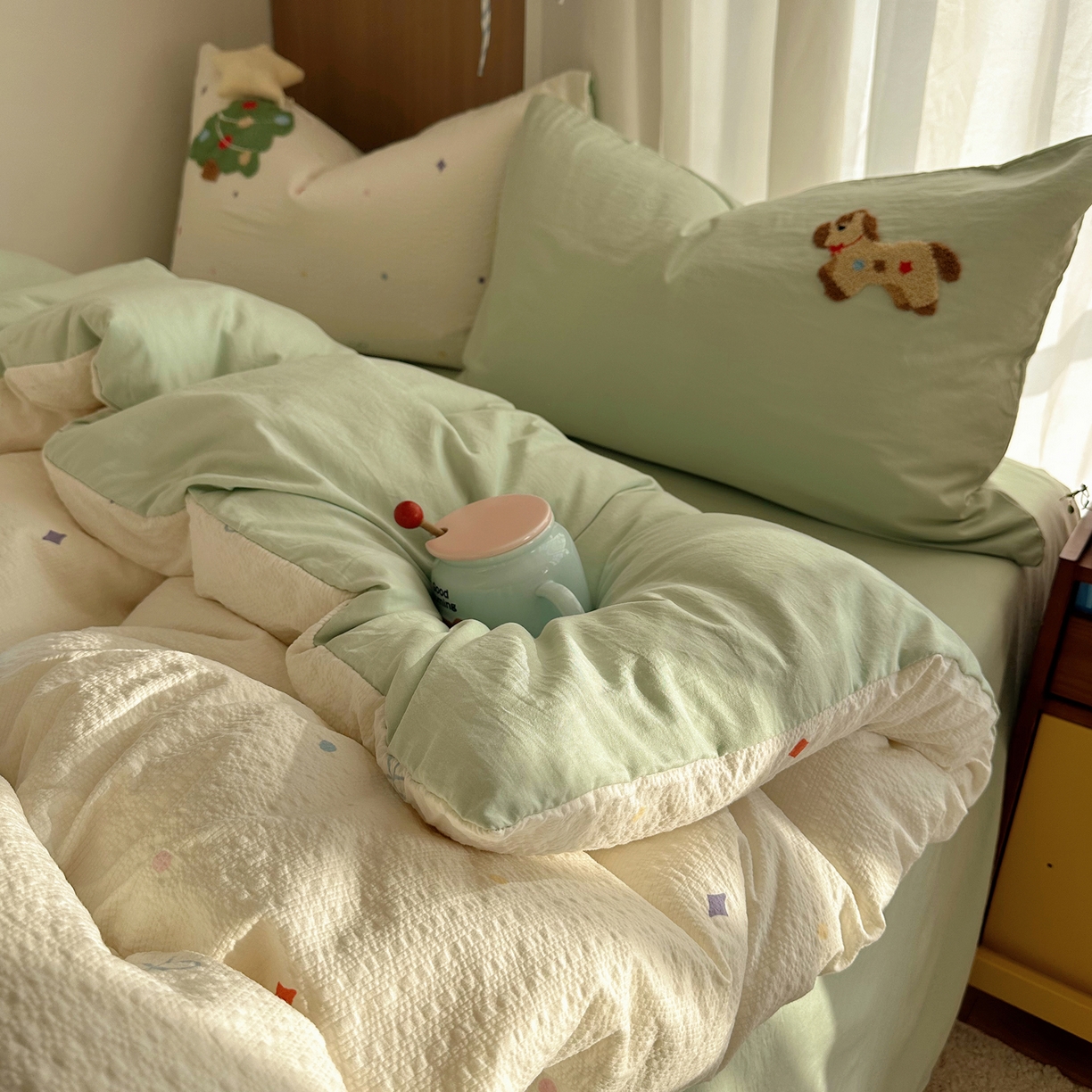 91家纺网 家纺一手货源 找家纺 顾里家纺 2026春夏新款ins童趣异形泡芙棉毛巾绣四件套 好运小马