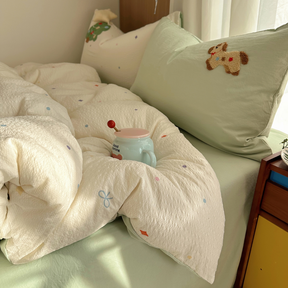 91家纺网 家纺一手货源 找家纺 顾里家纺 2026春夏新款ins童趣异形泡芙棉毛巾绣四件套 好运小马