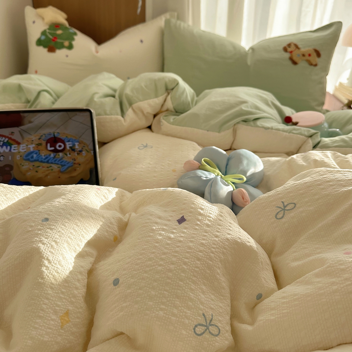 91家纺网 家纺一手货源 找家纺 顾里家纺 2026春夏新款ins童趣异形泡芙棉毛巾绣四件套 好运小马