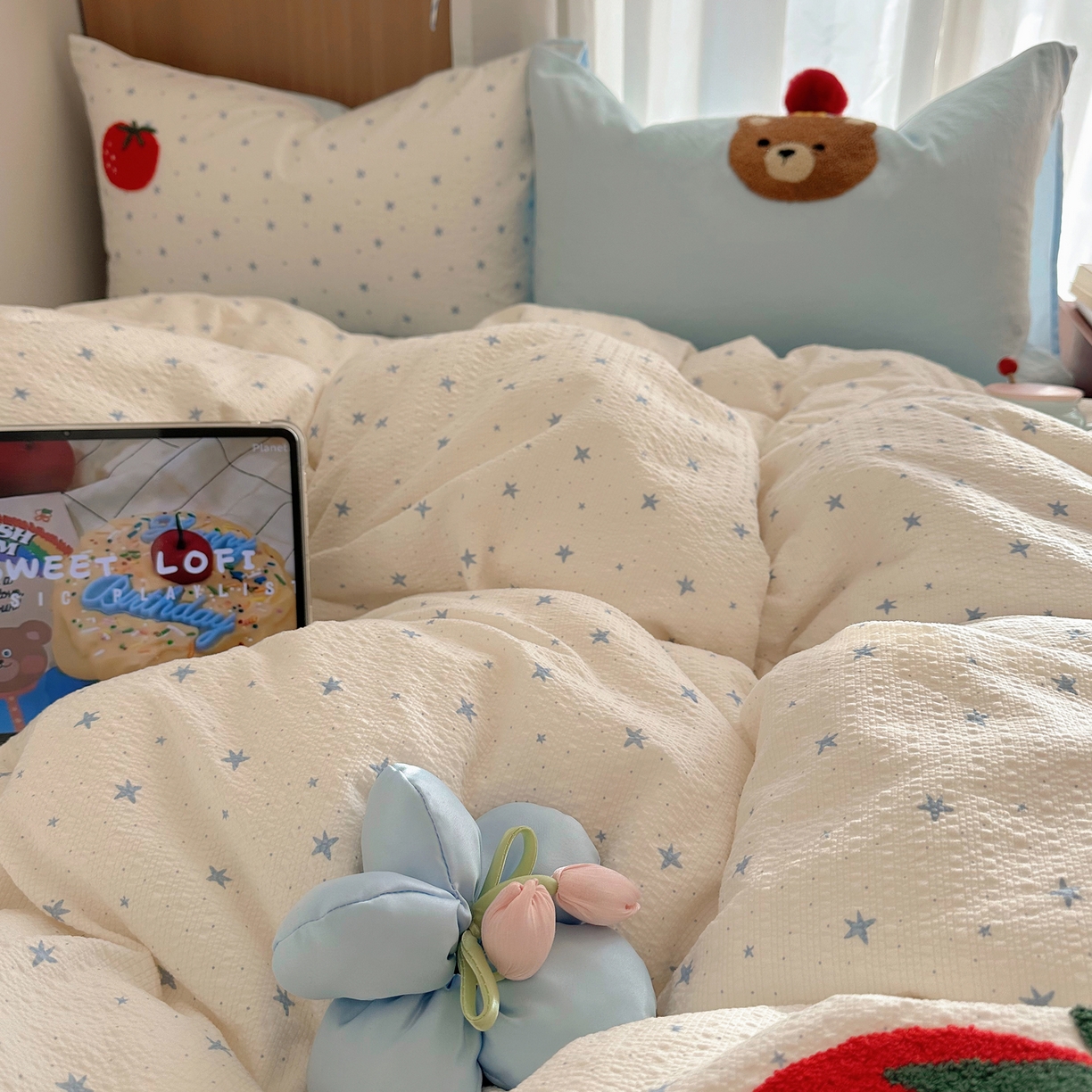 91家纺网 家纺一手货源 找家纺 顾里家纺 2026春夏新款ins童趣异形泡芙棉毛巾绣四件套 番茄小熊