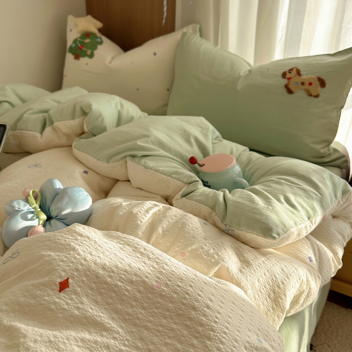 91家纺网 家纺一手货源 找家纺 顾里家纺 2026春夏新款ins童趣异形泡芙棉毛巾绣四件套 好运小马