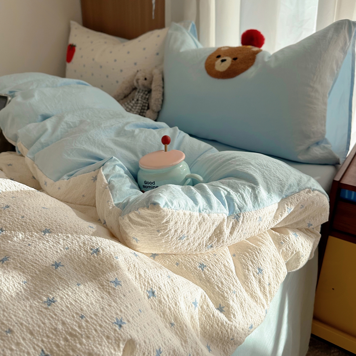 91家纺网 家纺一手货源 找家纺 顾里家纺 2026春夏新款ins童趣异形泡芙棉毛巾绣四件套 番茄小熊