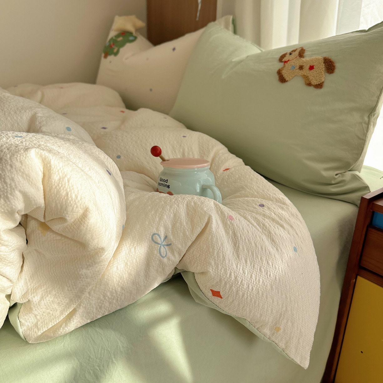 91家纺网 家纺一手货源 找家纺 顾里家纺 2026春夏新款ins童趣异形泡芙棉毛巾绣四件套 好运小马