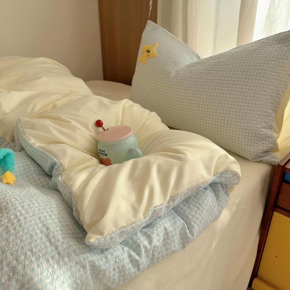 91家纺网 家纺一手货源 找家纺 顾里家纺 2026春夏新款ins童趣异形泡芙棉毛巾绣四件套 许愿萌娃