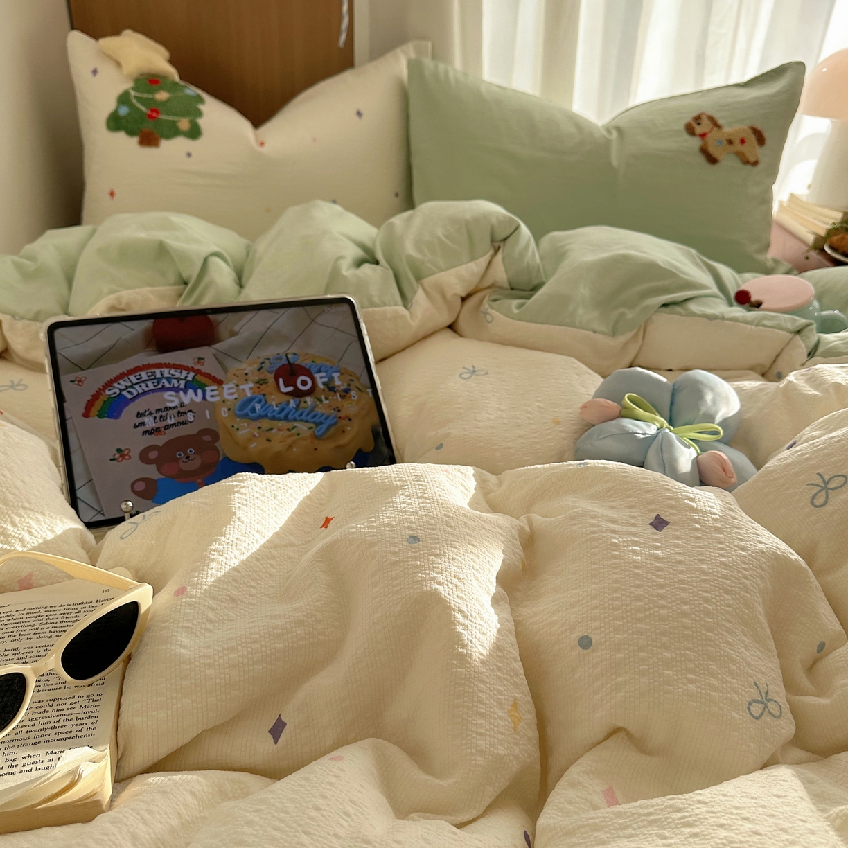 91家纺网 家纺一手货源 找家纺 顾里家纺 2026春夏新款ins童趣异形泡芙棉毛巾绣四件套 好运小马