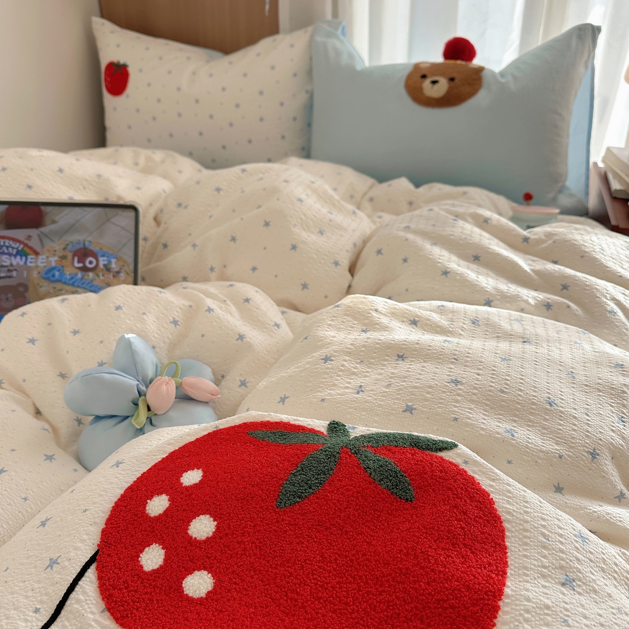 91家纺网 家纺一手货源 找家纺 顾里家纺 2026春夏新款ins童趣异形泡芙棉毛巾绣四件套 番茄小熊