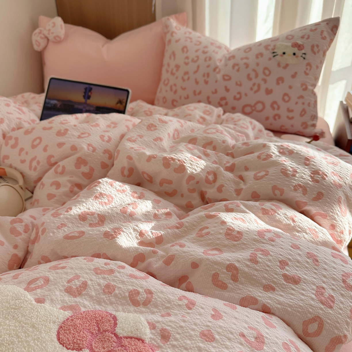 91家纺网 家纺一手货源 找家纺 顾里家纺 2026春夏新款ins童趣异形泡芙棉毛巾绣四件套 丝带猫咪