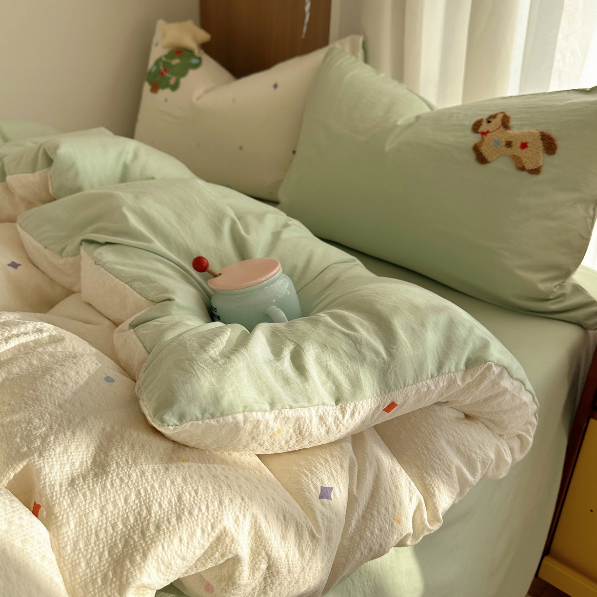 91家纺网 家纺一手货源 找家纺 顾里家纺 2026春夏新款ins童趣异形泡芙棉毛巾绣四件套 好运小马