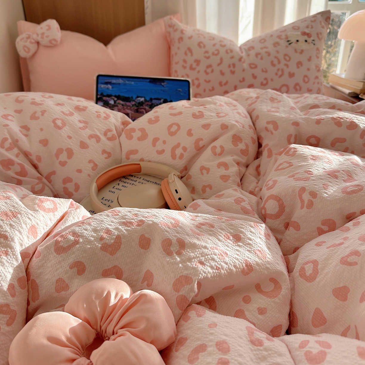 91家纺网 家纺一手货源 找家纺 顾里家纺 2026春夏新款ins童趣异形泡芙棉毛巾绣四件套 丝带猫咪