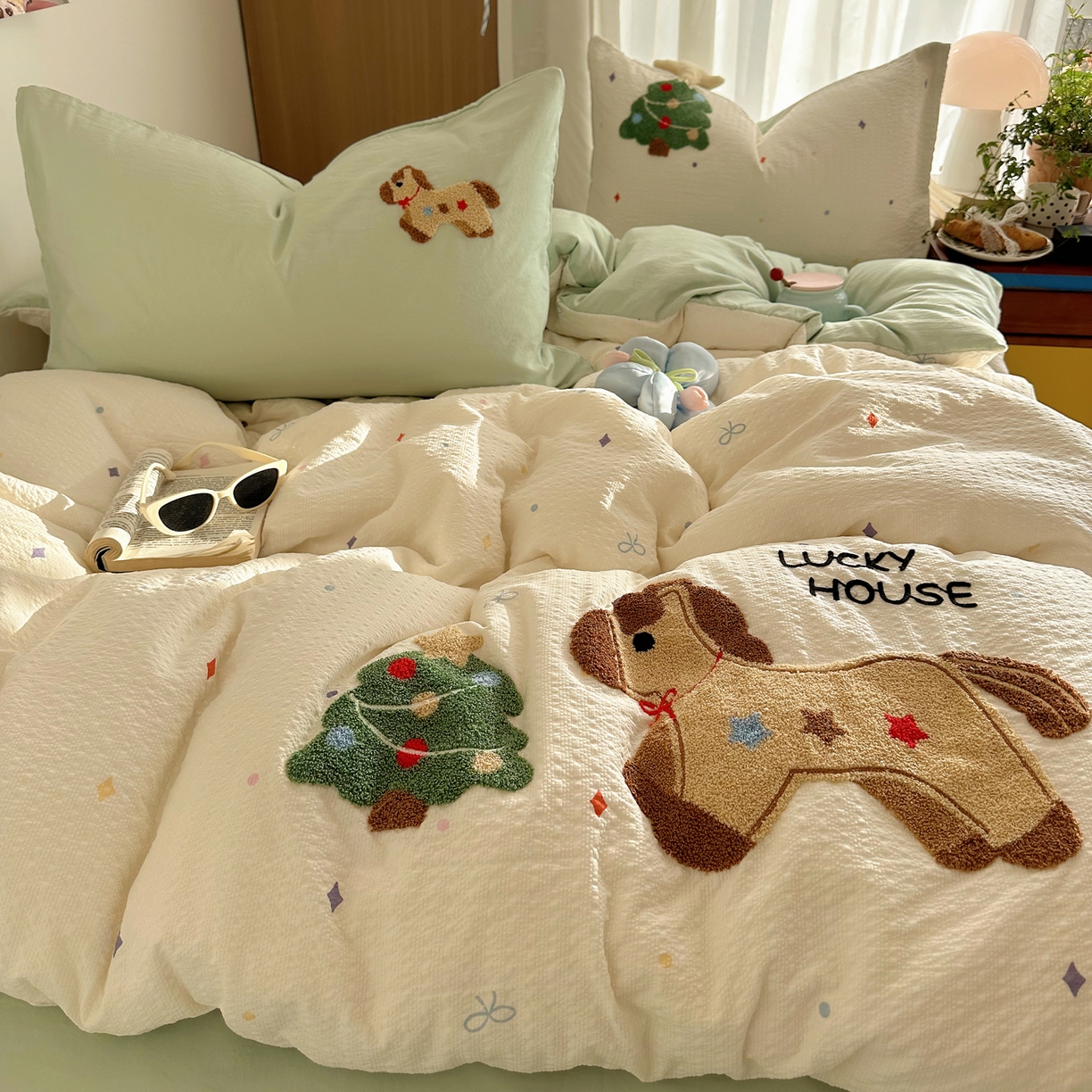 91家纺网 家纺一手货源 找家纺 顾里家纺 2026春夏新款ins童趣异形泡芙棉毛巾绣四件套 好运小马