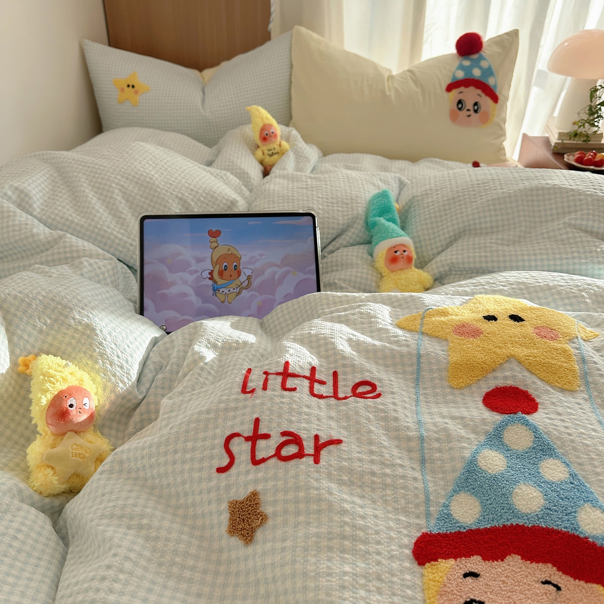 91家纺网 家纺一手货源 找家纺 顾里家纺 2026春夏新款ins童趣异形泡芙棉毛巾绣四件套 许愿萌娃