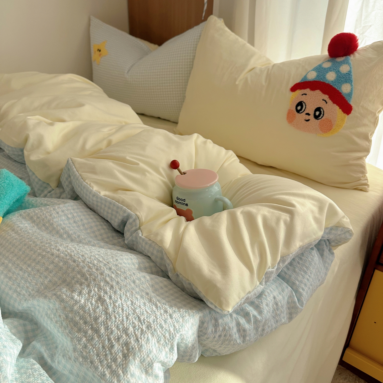 91家纺网 家纺一手货源 找家纺 顾里家纺 2026春夏新款ins童趣异形泡芙棉毛巾绣四件套 许愿萌娃