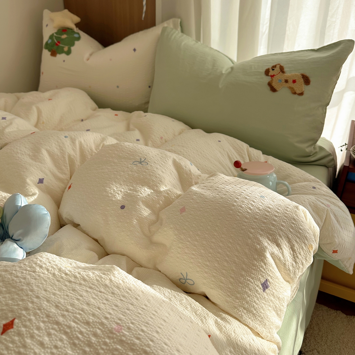 91家纺网 家纺一手货源 找家纺 顾里家纺 2026春夏新款ins童趣异形泡芙棉毛巾绣四件套 好运小马