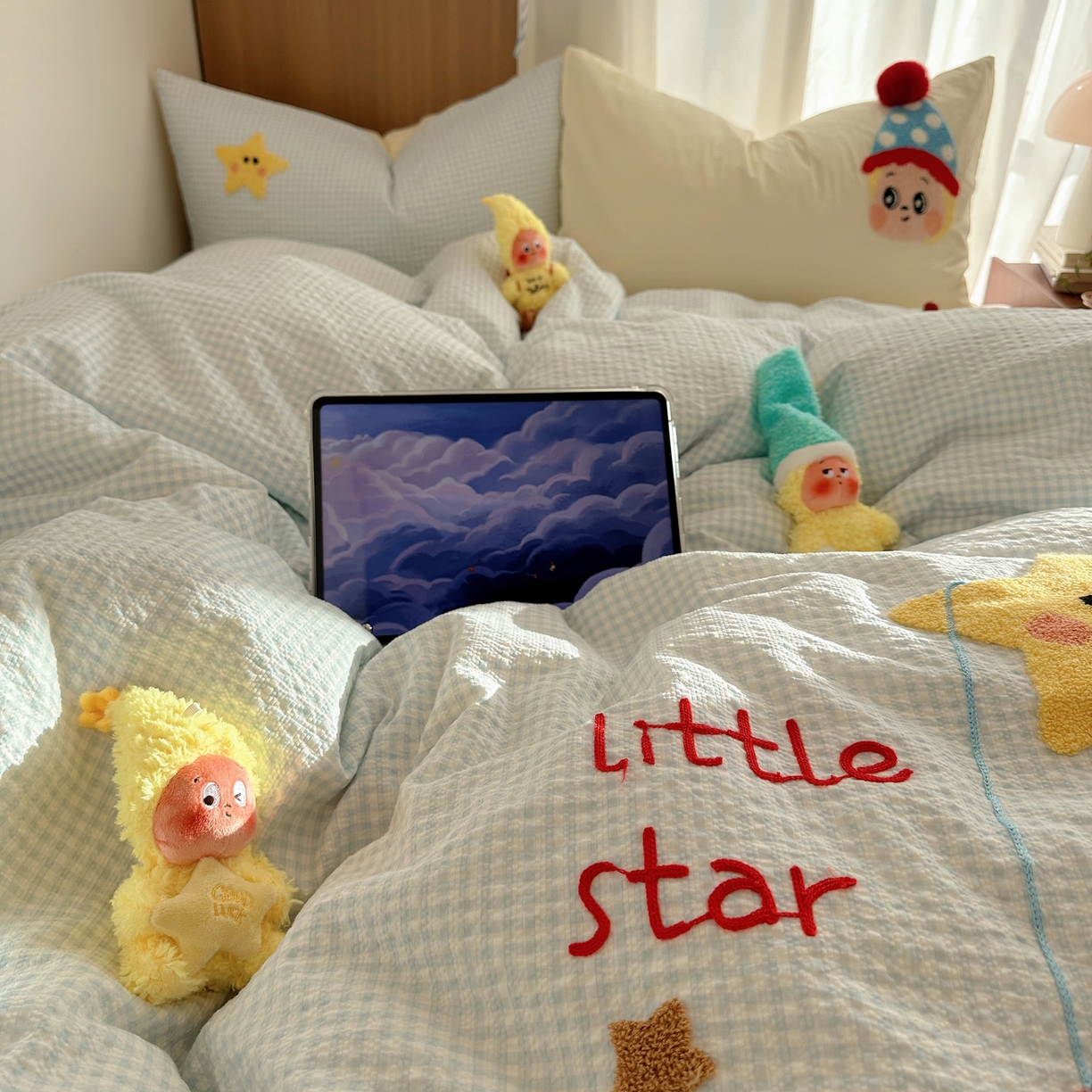 91家纺网 家纺一手货源 找家纺 顾里家纺 2026春夏新款ins童趣异形泡芙棉毛巾绣四件套 许愿萌娃