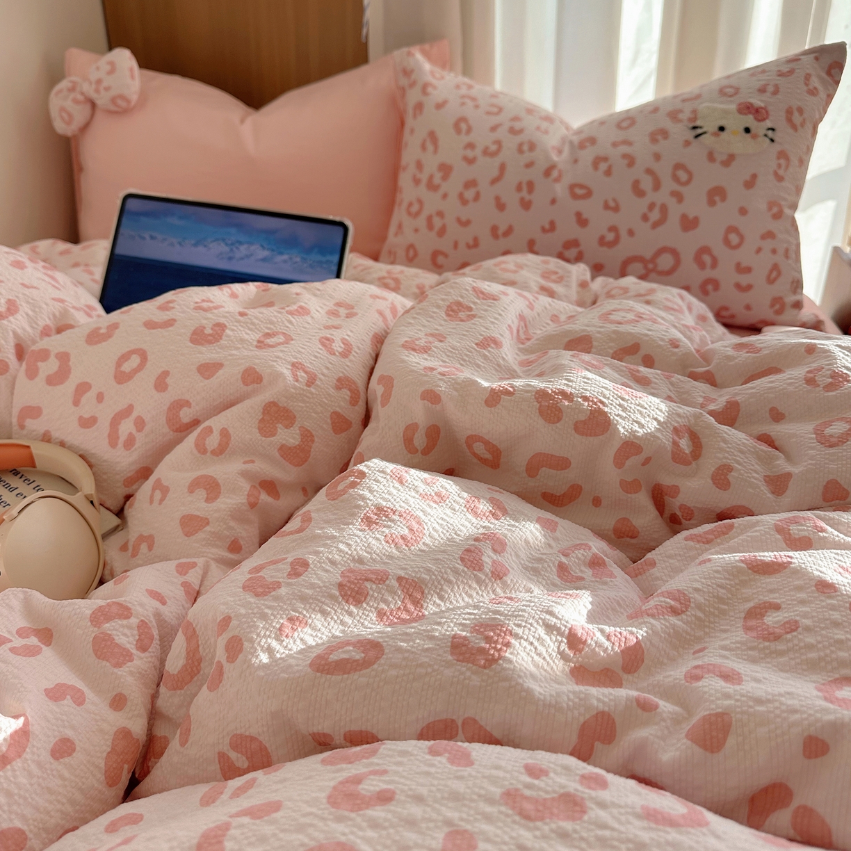 91家纺网 家纺一手货源 找家纺 顾里家纺 2026春夏新款ins童趣异形泡芙棉毛巾绣四件套 丝带猫咪