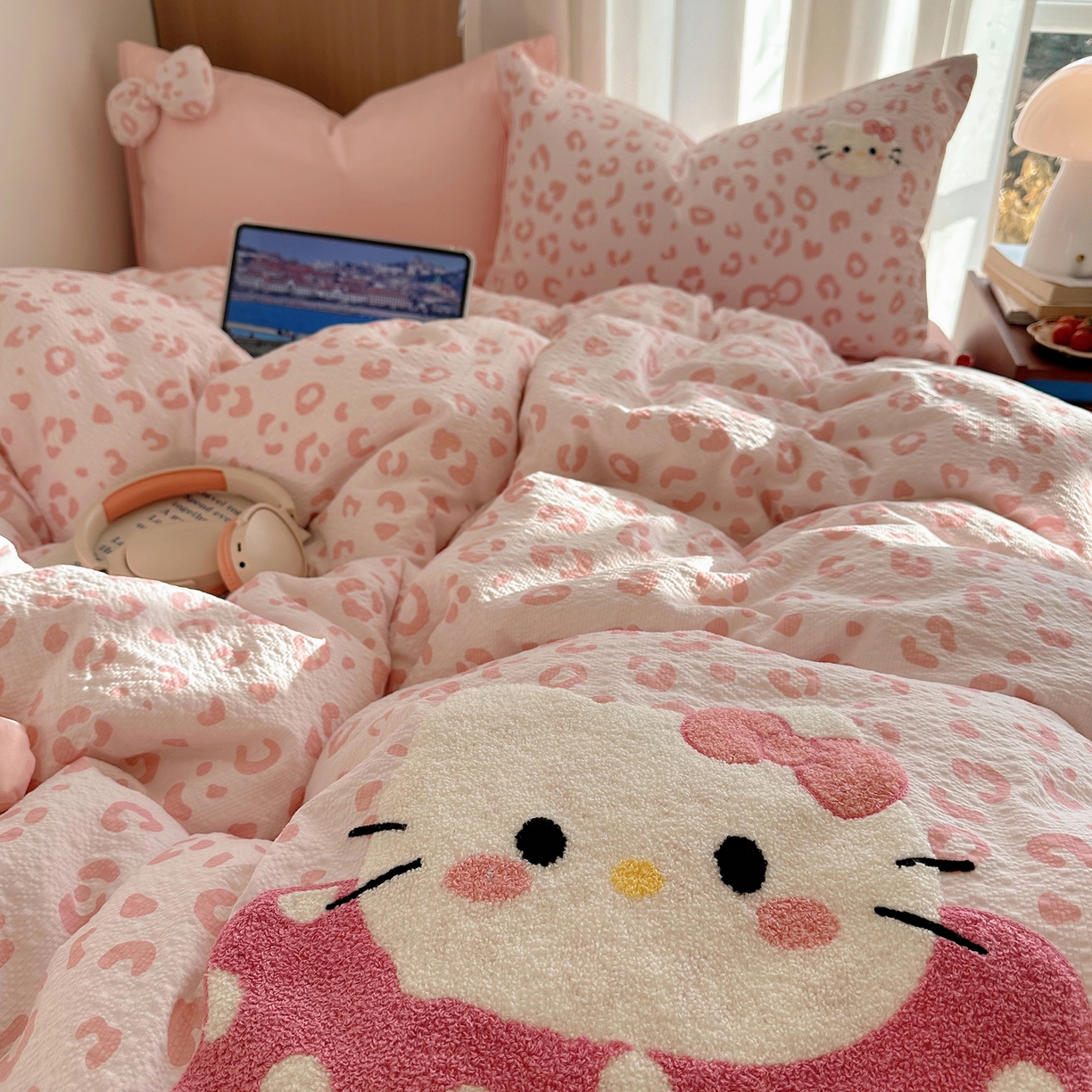 91家纺网 家纺一手货源 找家纺 顾里家纺 2026春夏新款ins童趣异形泡芙棉毛巾绣四件套 丝带猫咪