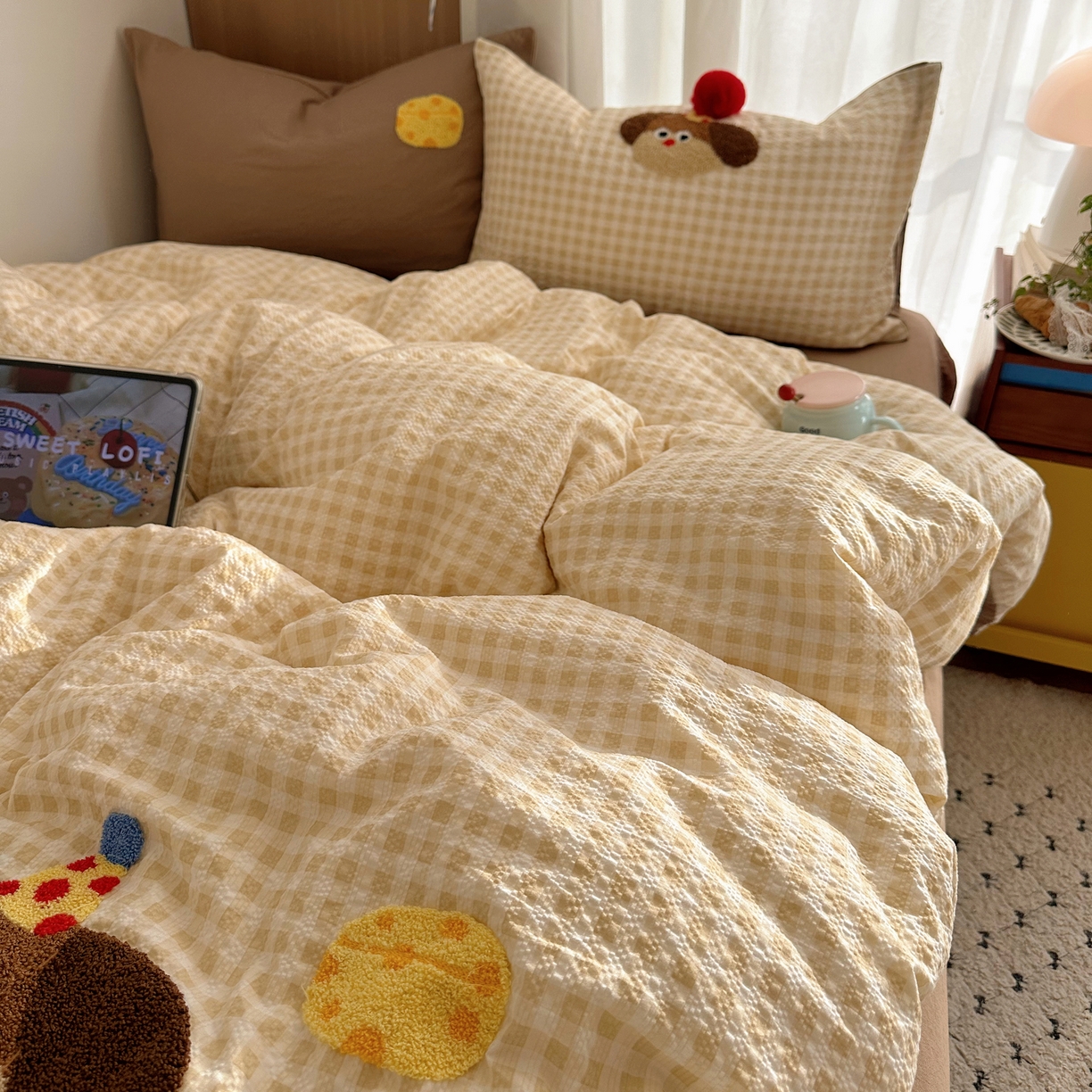 91家纺网 家纺一手货源 找家纺 顾里家纺 2026春夏新款ins童趣异形泡芙棉毛巾绣四件套 芝士腊肠狗