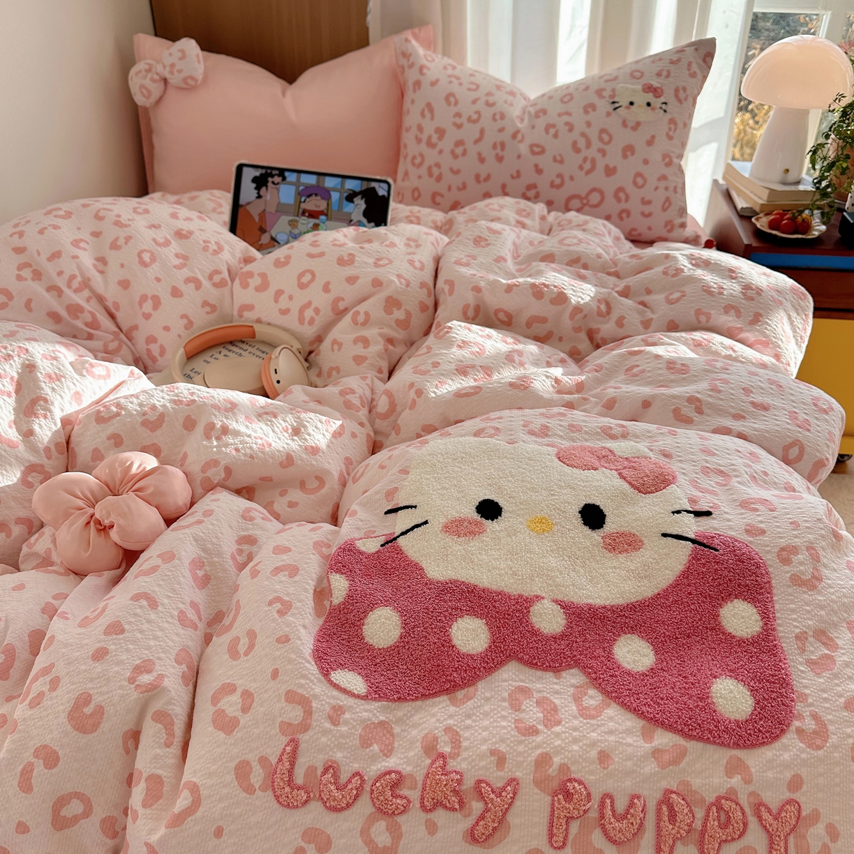 91家纺网 家纺一手货源 找家纺 顾里家纺 2026春夏新款ins童趣异形泡芙棉毛巾绣四件套 丝带猫咪