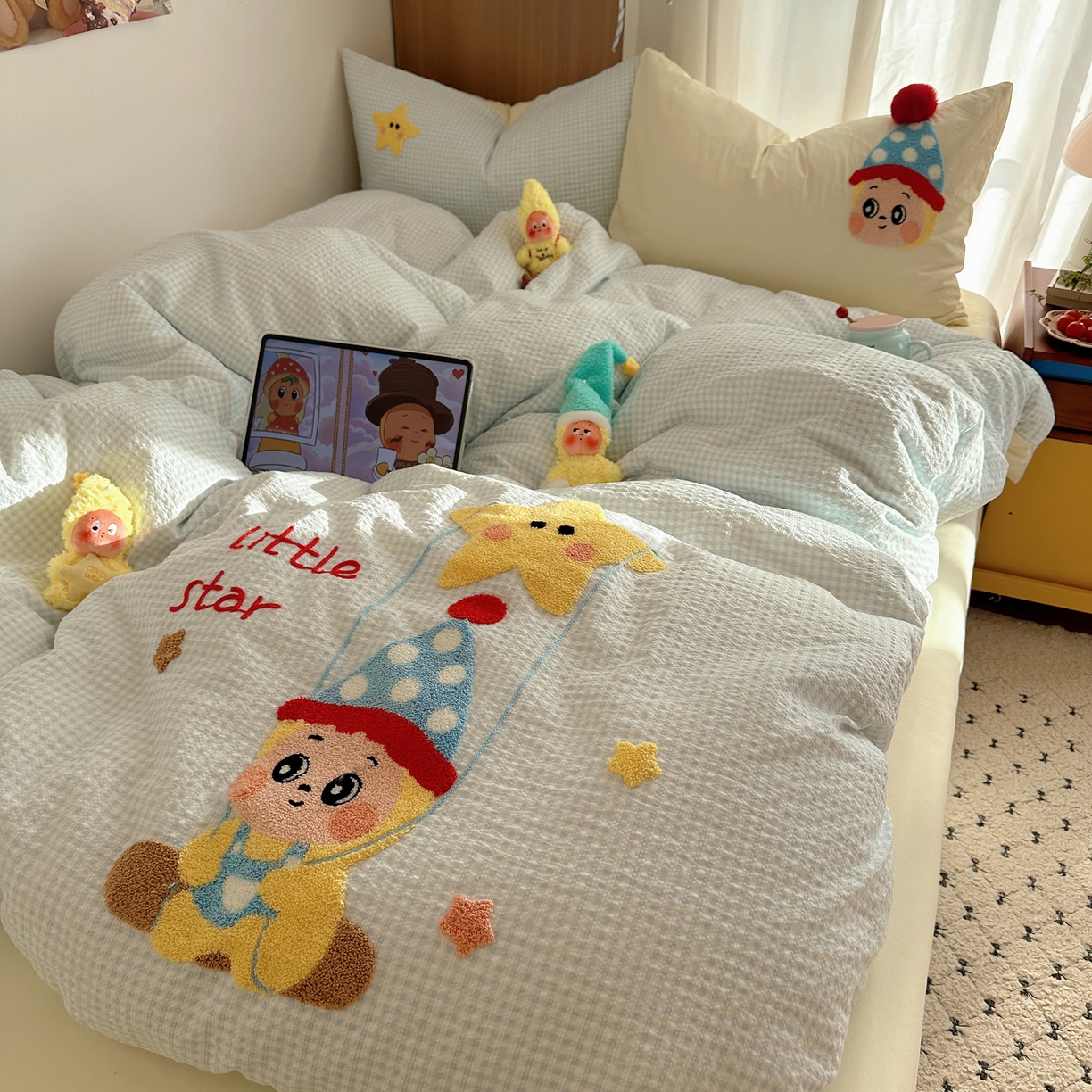 91家纺网 家纺一手货源 找家纺 顾里家纺 2026春夏新款ins童趣异形泡芙棉毛巾绣四件套 许愿萌娃