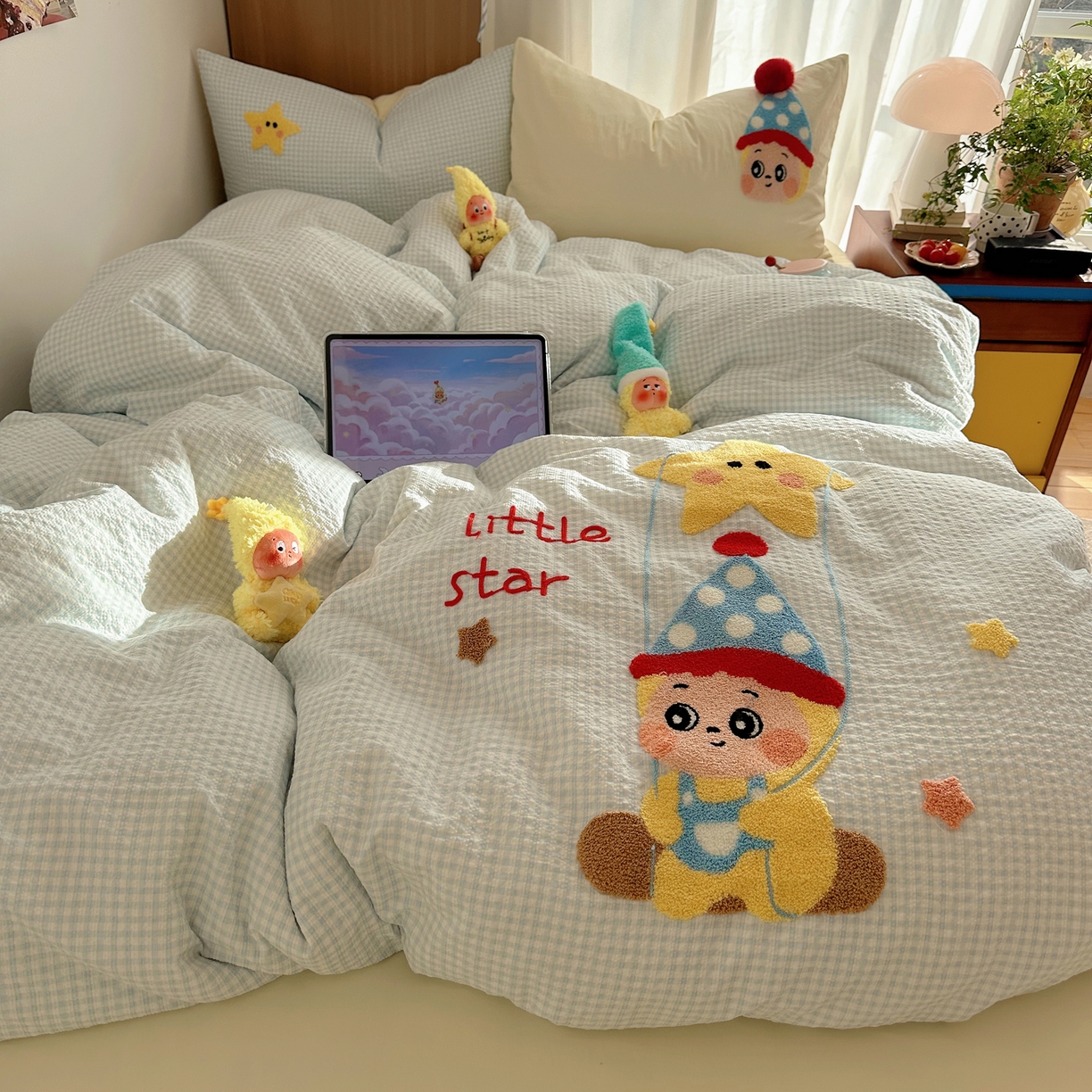 91家纺网 家纺一手货源 找家纺 顾里家纺 2026春夏新款ins童趣异形泡芙棉毛巾绣四件套 许愿萌娃