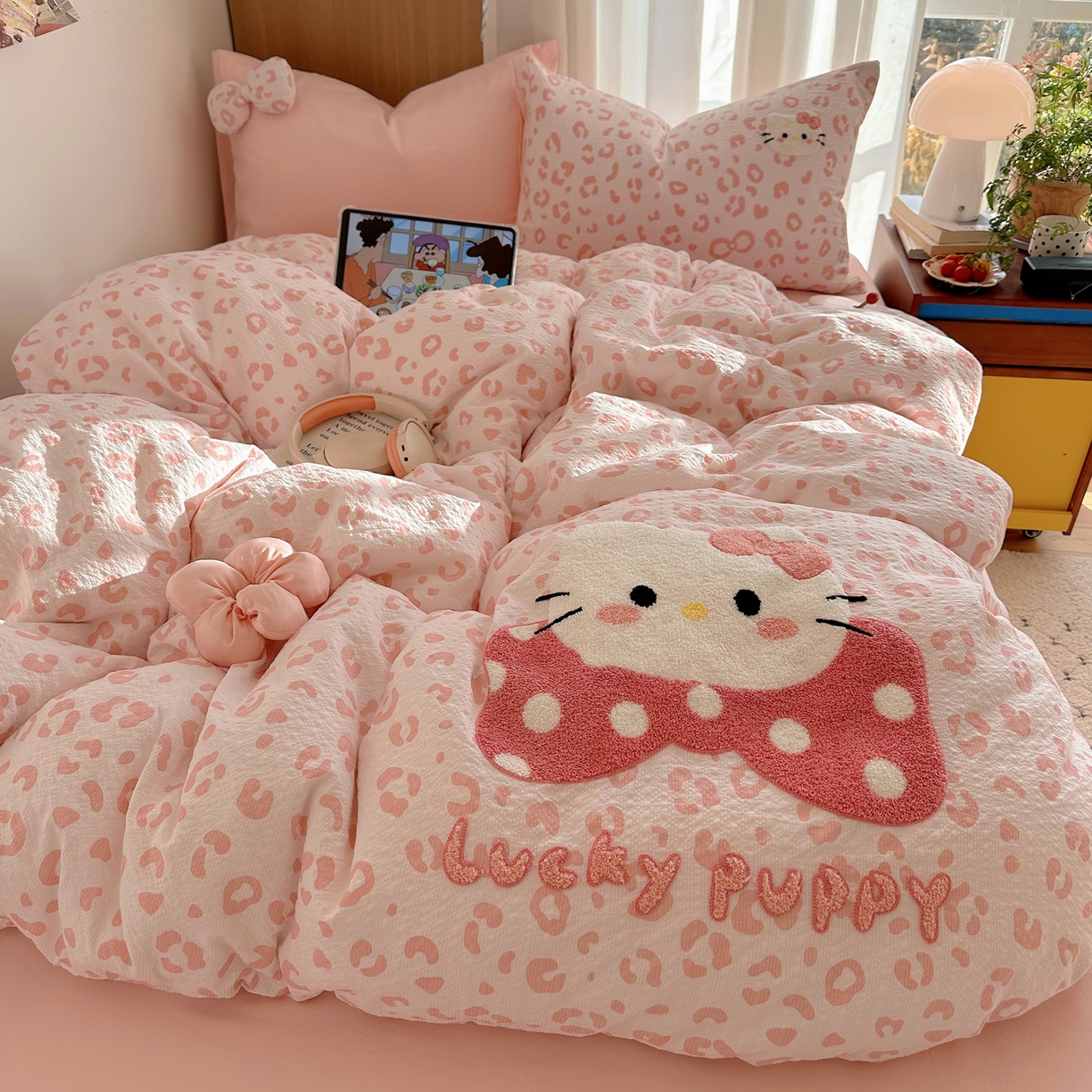 91家纺网 家纺一手货源 找家纺 顾里家纺 2026春夏新款ins童趣异形泡芙棉毛巾绣四件套 丝带猫咪