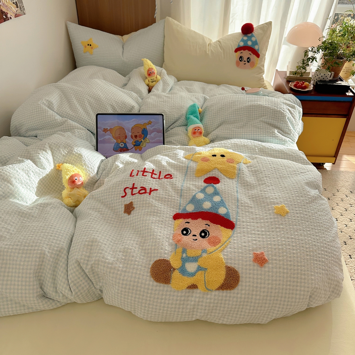 91家纺网 家纺一手货源 找家纺 顾里家纺 2026春夏新款ins童趣异形泡芙棉毛巾绣四件套 许愿萌娃