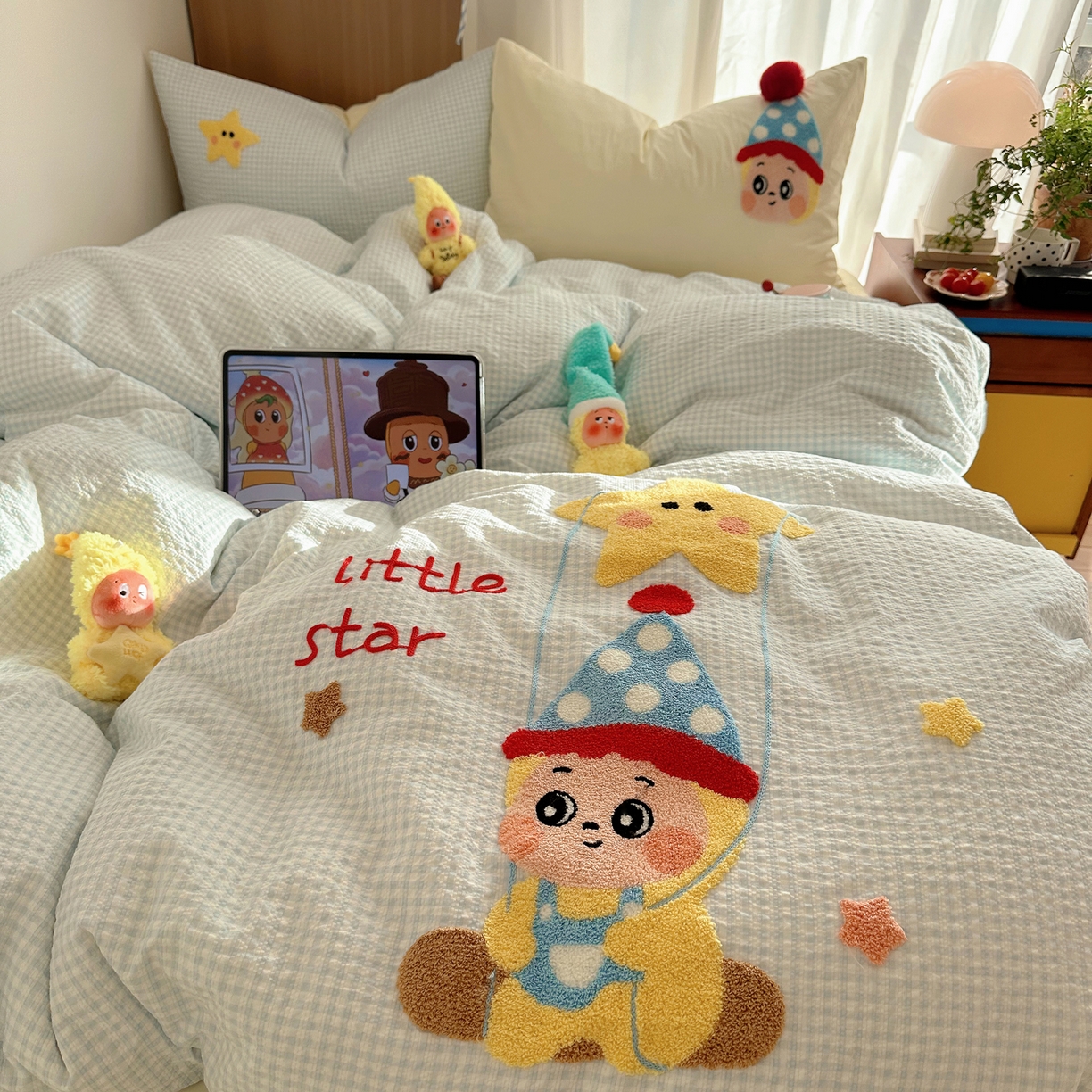 91家纺网 家纺一手货源 找家纺 顾里家纺 2026春夏新款ins童趣异形泡芙棉毛巾绣四件套 许愿萌娃