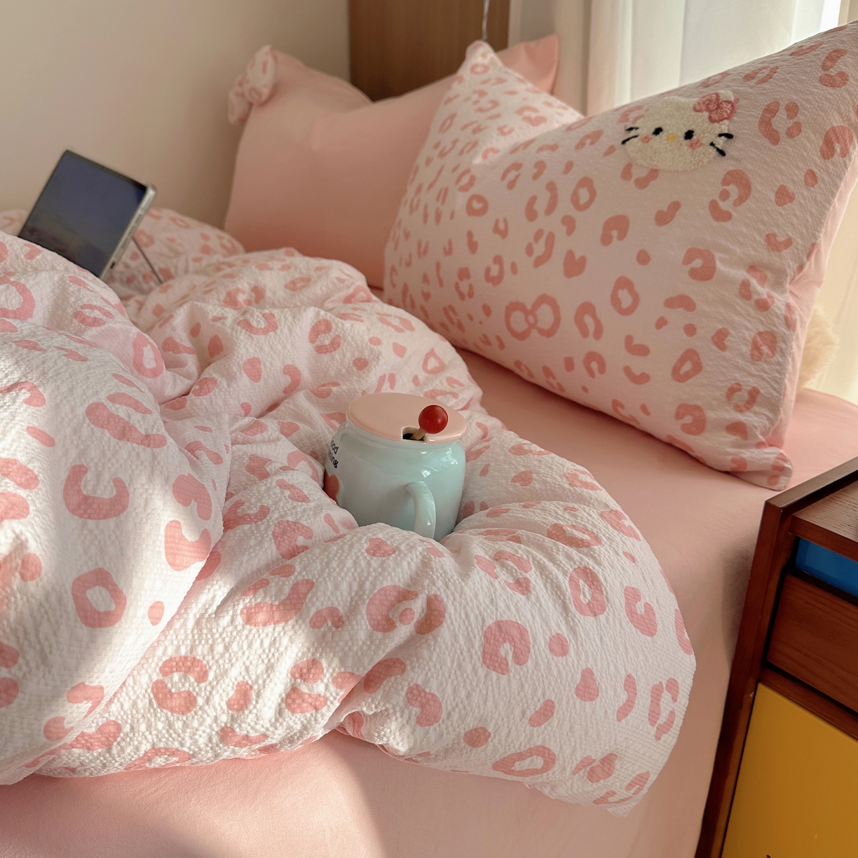 91家纺网 家纺一手货源 找家纺 顾里家纺 2026春夏新款ins童趣异形泡芙棉毛巾绣四件套 丝带猫咪