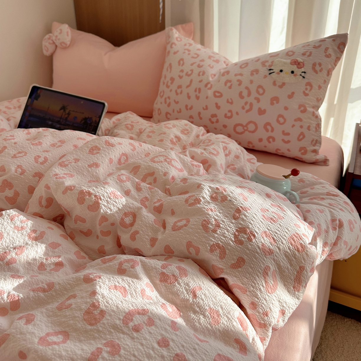 91家纺网 家纺一手货源 找家纺 顾里家纺 2026春夏新款ins童趣异形泡芙棉毛巾绣四件套 丝带猫咪