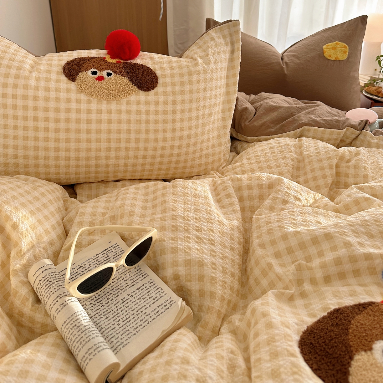 91家纺网 家纺一手货源 找家纺 顾里家纺 2026春夏新款ins童趣异形泡芙棉毛巾绣四件套 芝士腊肠狗