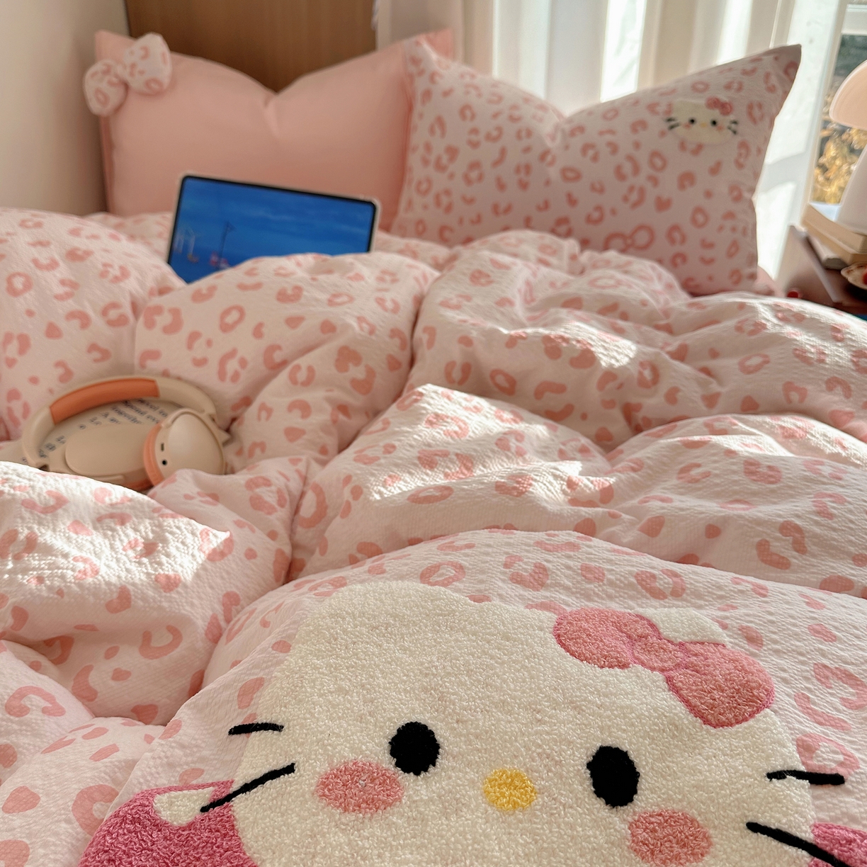 91家纺网 家纺一手货源 找家纺 顾里家纺 2026春夏新款ins童趣异形泡芙棉毛巾绣四件套 丝带猫咪