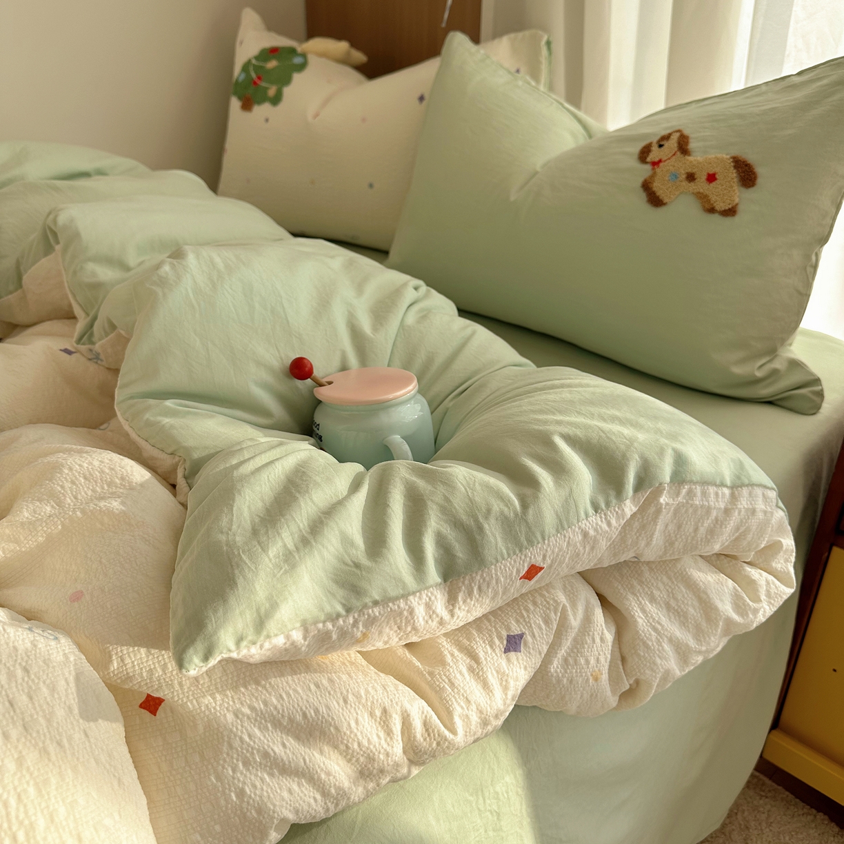 91家纺网 家纺一手货源 找家纺 顾里家纺 2026春夏新款ins童趣异形泡芙棉毛巾绣四件套 好运小马