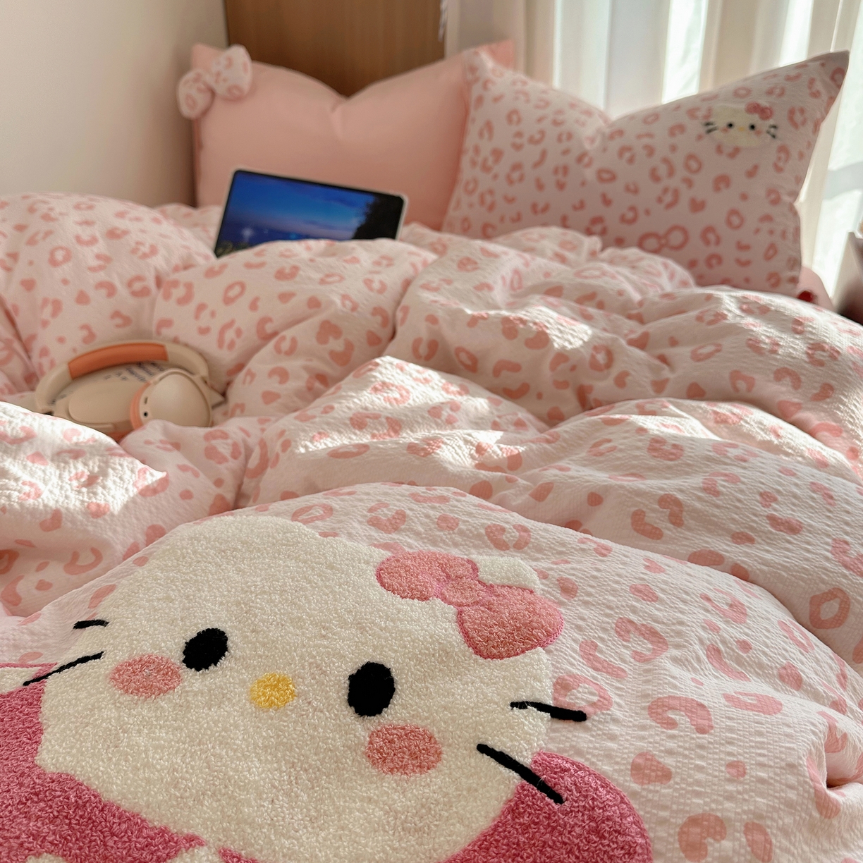 91家纺网 家纺一手货源 找家纺 顾里家纺 2026春夏新款ins童趣异形泡芙棉毛巾绣四件套 丝带猫咪