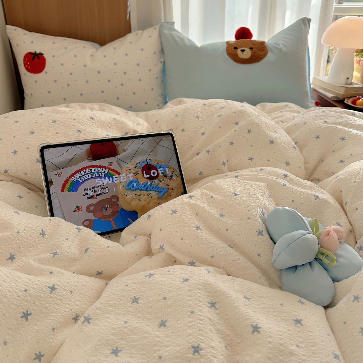 91家纺网 家纺一手货源 找家纺 顾里家纺 2026春夏新款ins童趣异形泡芙棉毛巾绣四件套 番茄小熊