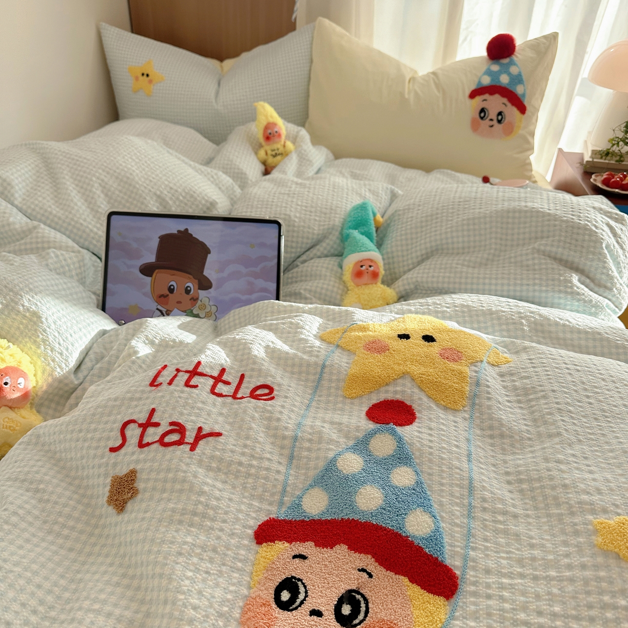 91家纺网 家纺一手货源 找家纺 顾里家纺 2026春夏新款ins童趣异形泡芙棉毛巾绣四件套 许愿萌娃