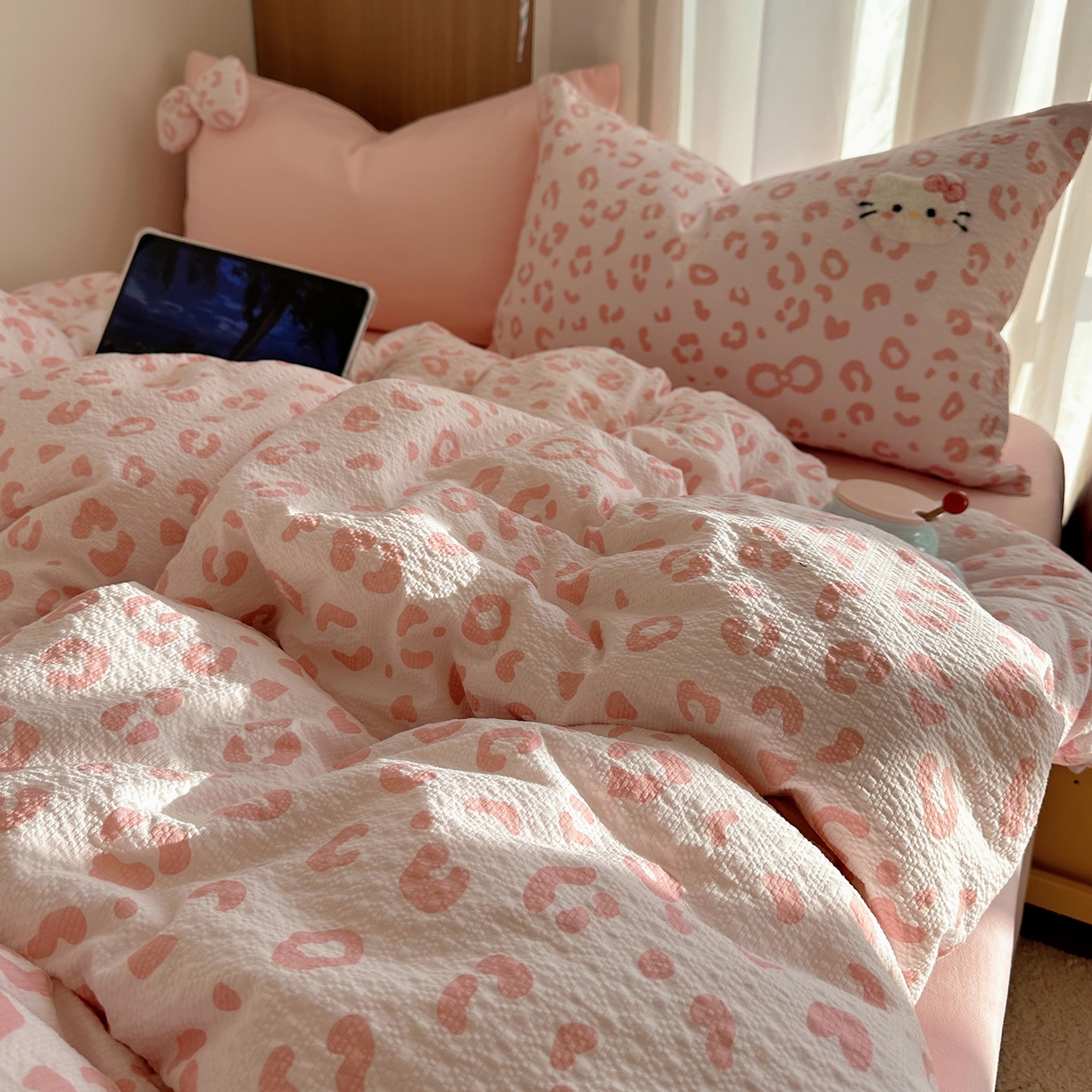 91家纺网 家纺一手货源 找家纺 顾里家纺 2026春夏新款ins童趣异形泡芙棉毛巾绣四件套 丝带猫咪