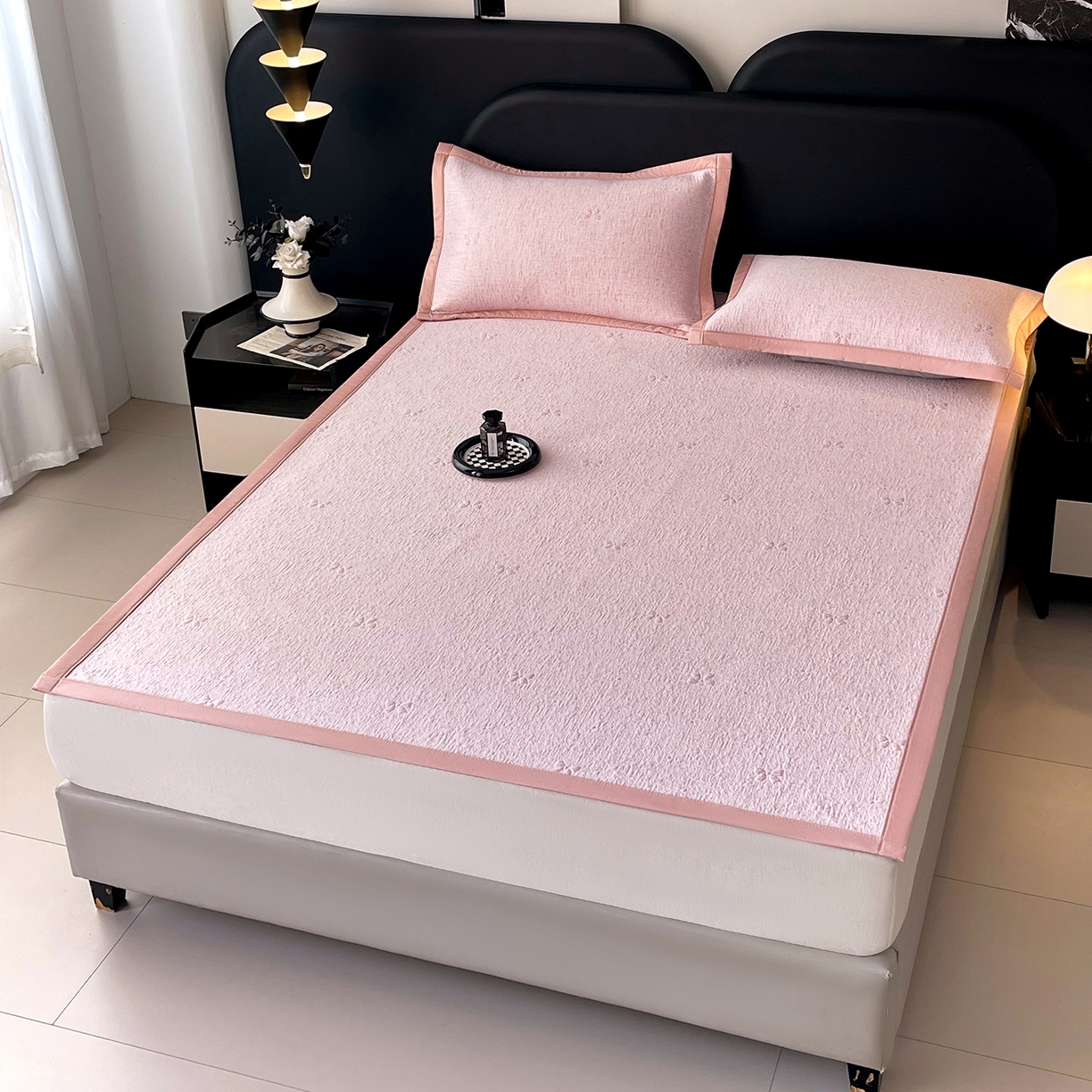 91家纺网 家纺一手货源 找家纺 莱米家纺 2026春夏新款全PE双面泡泡提花复合豆豆席凉席席子 蝴蝶结-粉