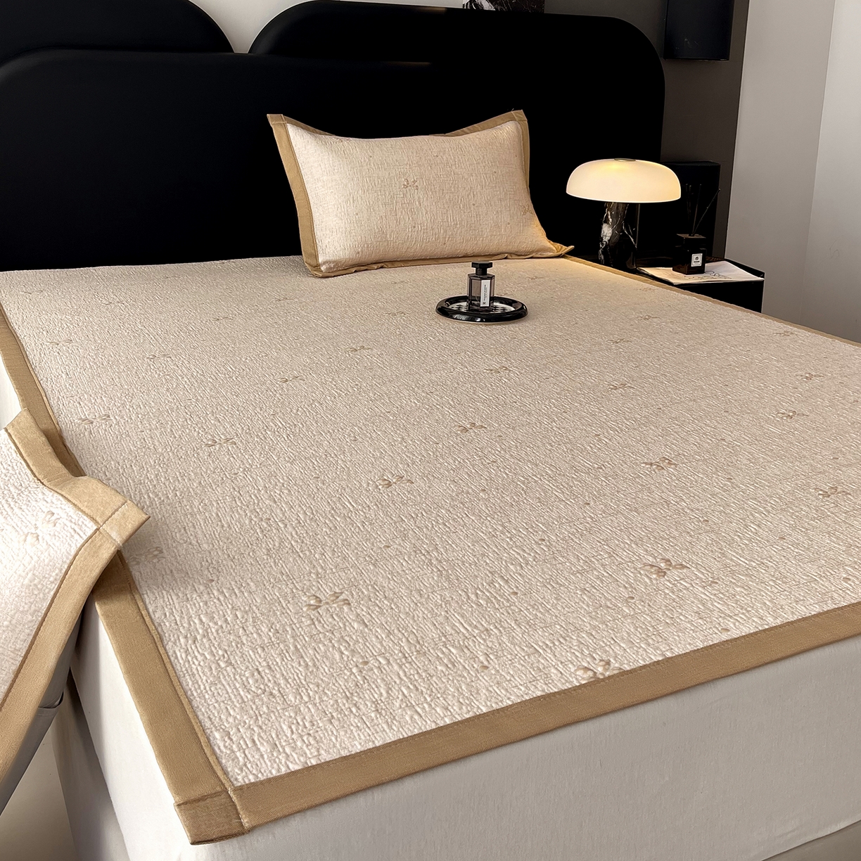 91家纺网 家纺一手货源 找家纺 莱米家纺 2026春夏新款全PE双面泡泡提花复合豆豆席凉席席子 蝴蝶结-卡其